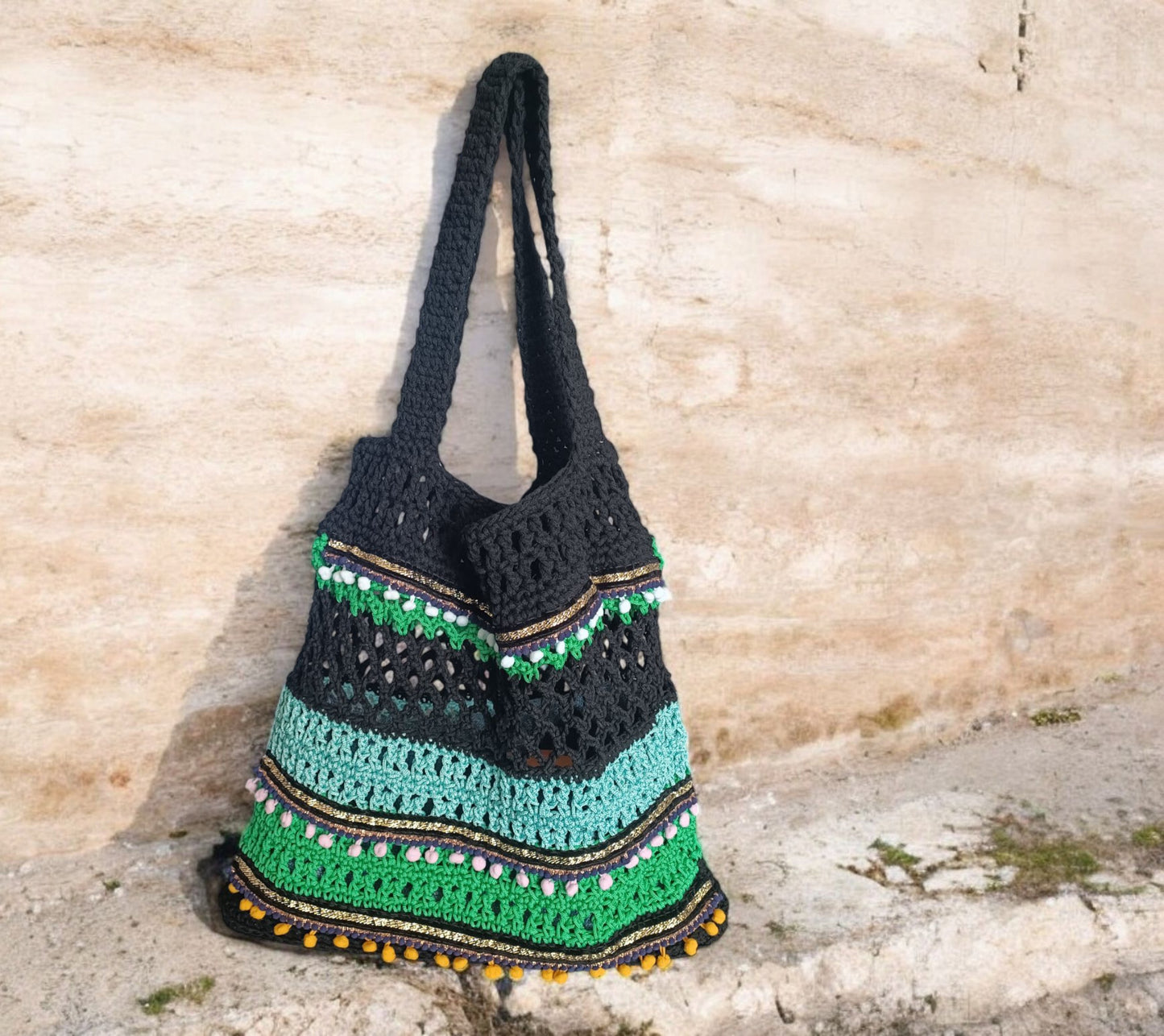 Borsa crochet a spalla boho nera e verde con nappine – borsa mare artigianale con inner bag – borsa uncinetto estiva fatta a mano