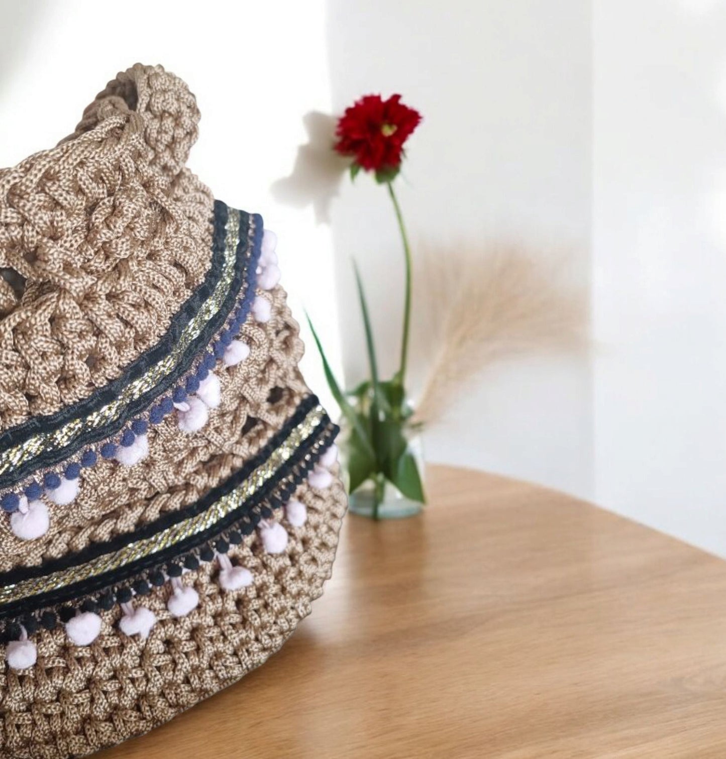 Borsetta Estiva Uncinetto Fatta a Mano – Borsa Boho Donna – Borsa Mare con Pon Pon – Accessorio Artigianale Estate 2025