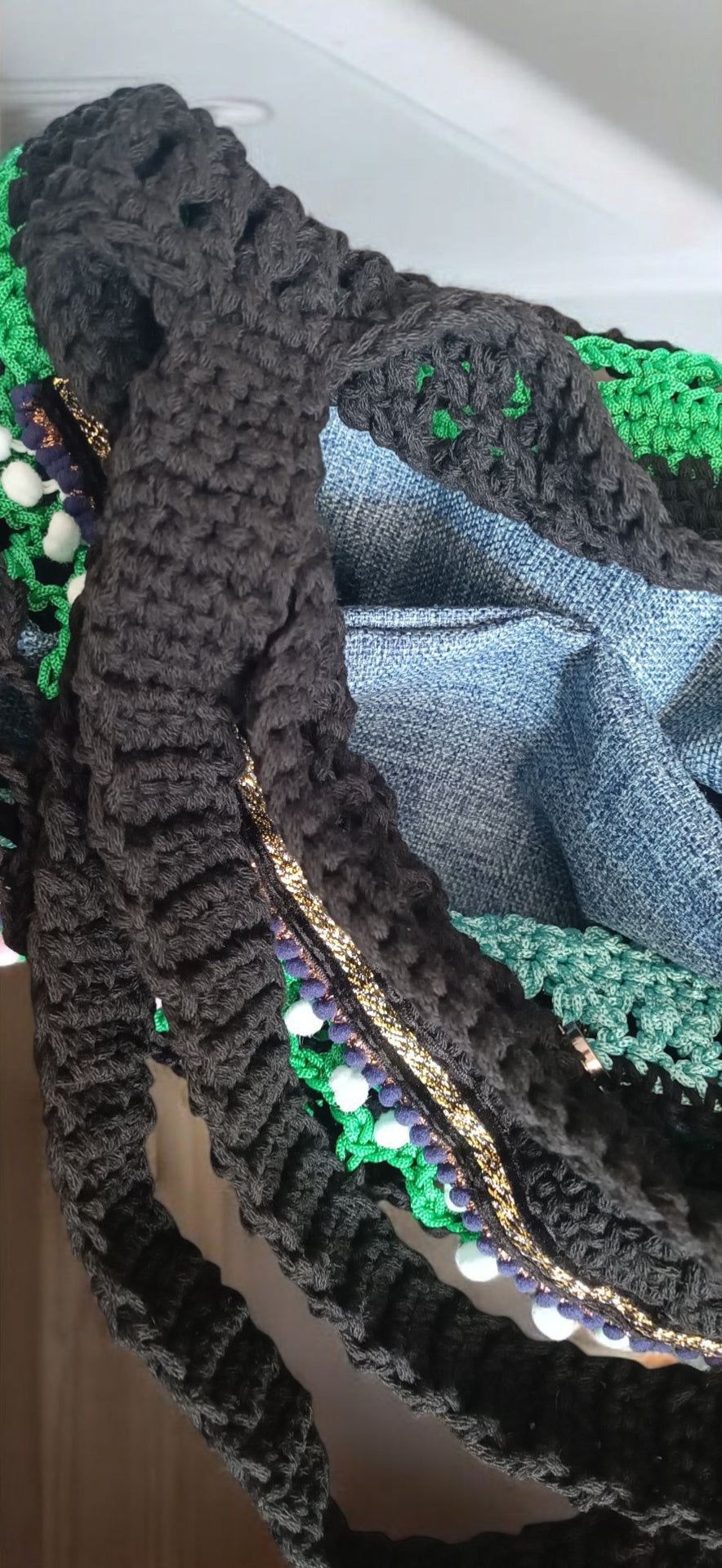 Borsa crochet a spalla boho nera e verde con nappine – borsa mare artigianale con inner bag – borsa uncinetto estiva fatta a mano