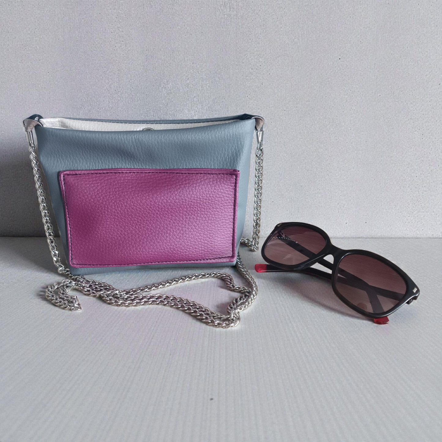 Micro bag grigia in pelle sintetica