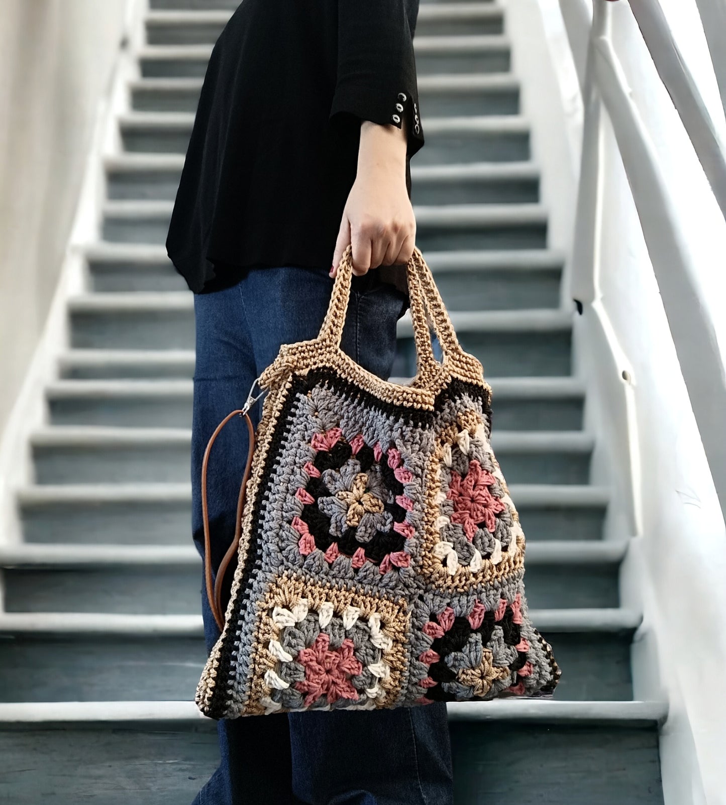 Borsa estiva all'uncinetto in stile granny