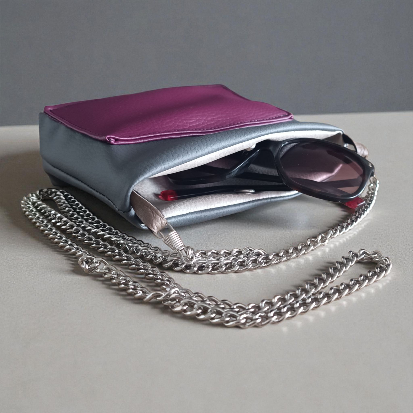 Micro bag grigia in pelle sintetica