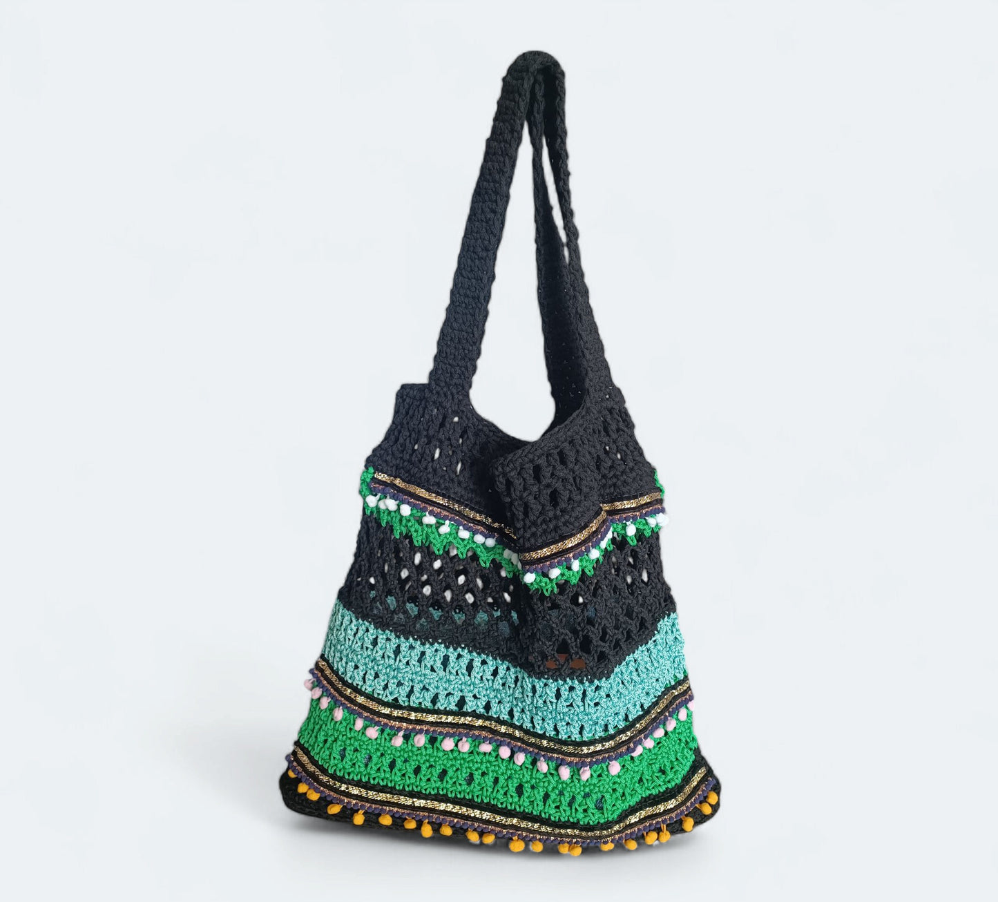 Borsa crochet a spalla boho nera e verde con nappine – borsa mare artigianale con inner bag – borsa uncinetto estiva fatta a mano
