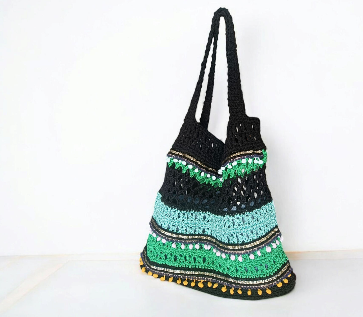 Borsa crochet a spalla boho nera e verde con nappine – borsa mare artigianale con inner bag – borsa uncinetto estiva fatta a mano