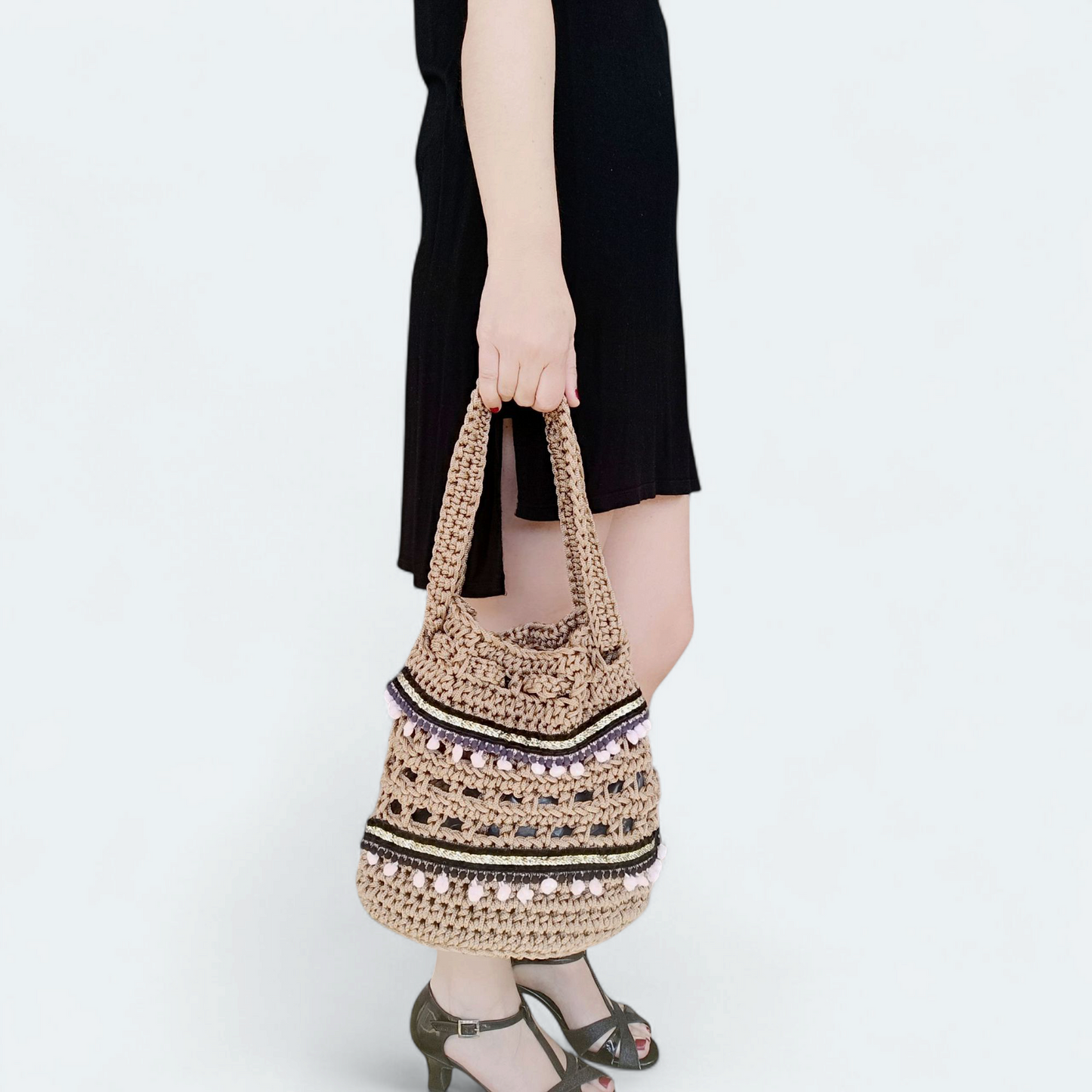 Borsetta Estiva Uncinetto Fatta a Mano – Borsa Boho Donna – Borsa Mare con Pon Pon – Accessorio Artigianale Estate 2025