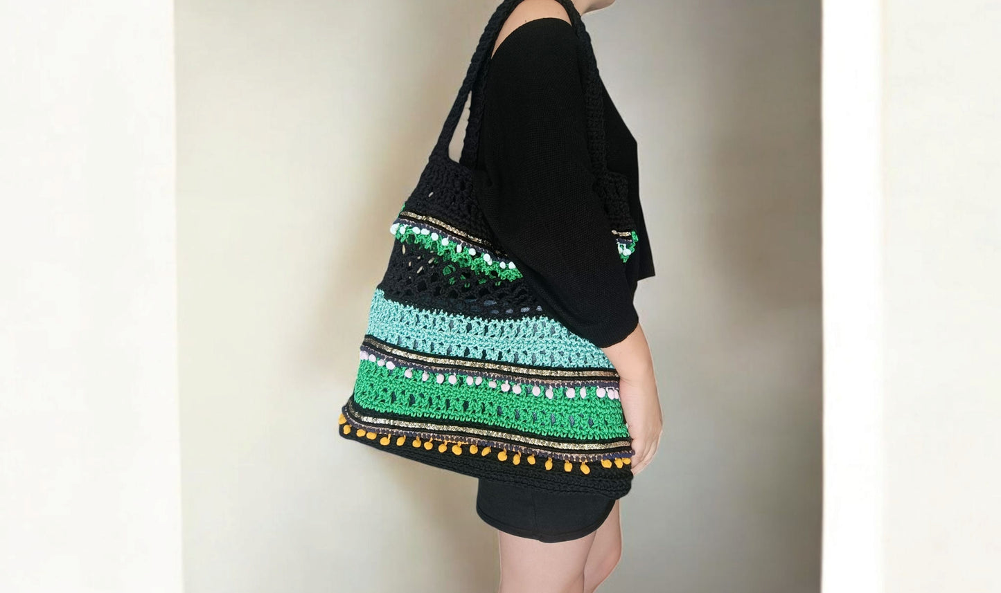 Borsa crochet a spalla boho nera e verde con nappine – borsa mare artigianale con inner bag – borsa uncinetto estiva fatta a mano