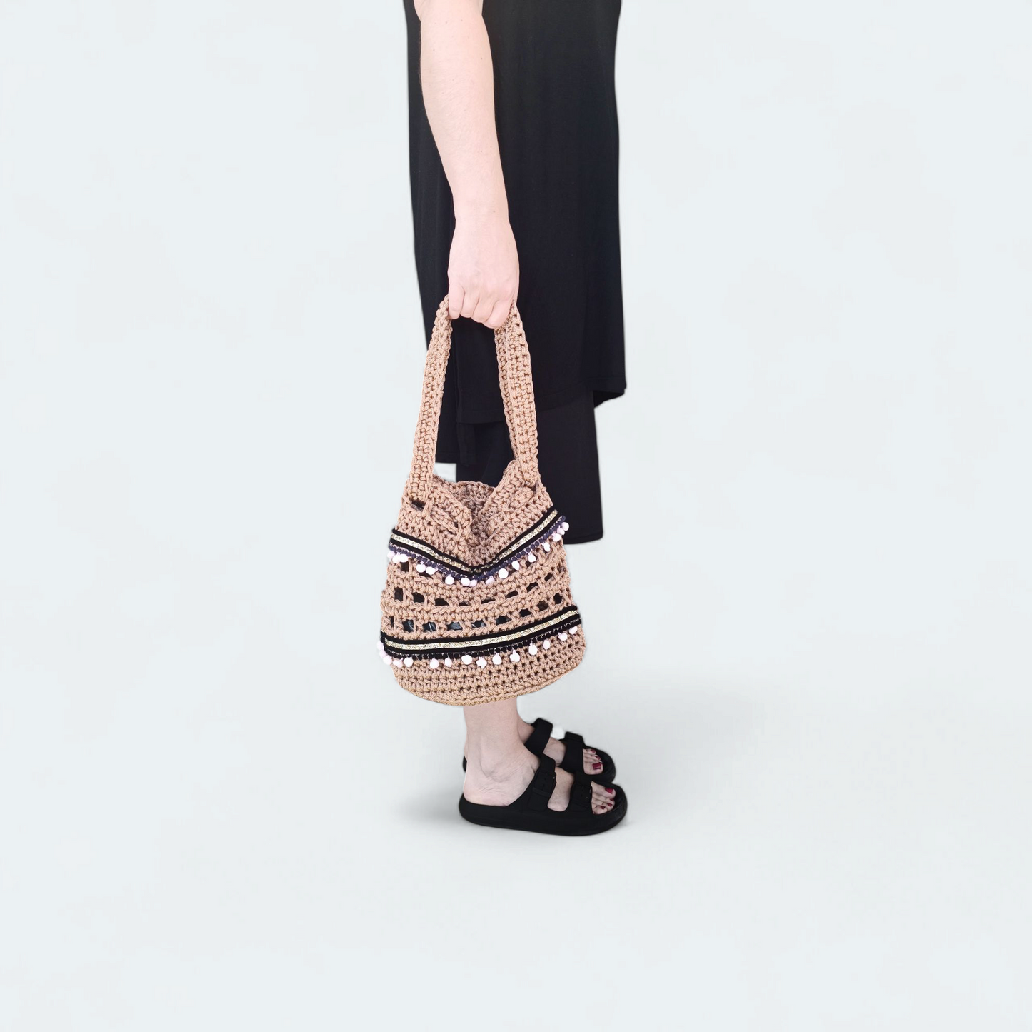 Borsetta Estiva Uncinetto Fatta a Mano – Borsa Boho Donna – Borsa Mare con Pon Pon – Accessorio Artigianale Estate 2025
